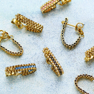 Håndlavede, unikke smykker med delicaperler, øreringe med sten og perler. Inspireret af den klassiske creol. Forgyldt sølv og guldbelagte perler