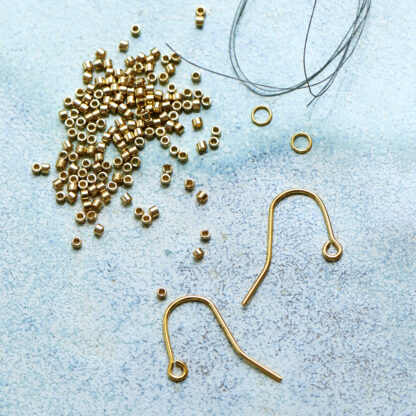 Håndlavede, unikke smykker med delicaperler, øreringe med sten og perler. Forgyldt sølv og guldbelagte perler. Brick stitch syning, harlekin mønster