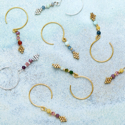 Håndlavede, unikke smykker med delicaperler, øreringe med sten og perler. Inspireret af den klassiske creol. Forgyldt sølv og guldbelagte perler